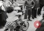 Standbild boy auf einem Motorrad Frankreich, 1954, aus Sekunde 43 historischem Filmmaterial Videoclip 65675027004