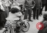 Standbild boy auf einem Motorrad Frankreich, 1954, aus Sekunde 44 historischem Filmmaterial Videoclip 65675027004