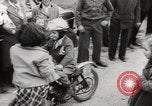 Standbild boy auf einem Motorrad Frankreich, 1954, aus Sekunde 45 historischem Filmmaterial Videoclip 65675027004