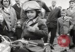 Standbild boy auf einem Motorrad Frankreich, 1954, aus Sekunde 46 historischem Filmmaterial Videoclip 65675027004