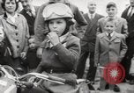Standbild boy auf einem Motorrad Frankreich, 1954, aus Sekunde 47 historischem Filmmaterial Videoclip 65675027004