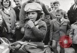Standbild boy auf einem Motorrad Frankreich, 1954, aus Sekunde 48 historischem Filmmaterial Videoclip 65675027004