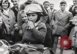 Standbild boy auf einem Motorrad Frankreich, 1954, aus Sekunde 49 historischem Filmmaterial Videoclip 65675027004