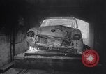 Immagine di Riciclare le vecchie autovetture Giappone, 1965, secondo 32 filmato di repertorio 65675027009