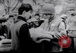Standbild Flüchtling Pflege nach der Schlacht von Hue Hue Vietnam, 1968, aus Sekunde 22 historischem Filmmaterial Videoclip 65675027017