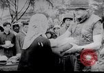 Standbild Flüchtling Pflege nach der Schlacht von Hue Hue Vietnam, 1968, aus Sekunde 25 historischem Filmmaterial Videoclip 65675027017