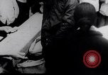 Standbild Flüchtling Pflege nach der Schlacht von Hue Hue Vietnam, 1968, aus Sekunde 44 historischem Filmmaterial Videoclip 65675027017