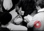 Standbild Flüchtling Pflege nach der Schlacht von Hue Hue Vietnam, 1968, aus Sekunde 53 historischem Filmmaterial Videoclip 65675027017