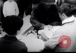 Standbild Flüchtling Pflege nach der Schlacht von Hue Hue Vietnam, 1968, aus Sekunde 54 historischem Filmmaterial Videoclip 65675027017