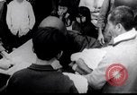 Standbild Flüchtling Pflege nach der Schlacht von Hue Hue Vietnam, 1968, aus Sekunde 55 historischem Filmmaterial Videoclip 65675027017