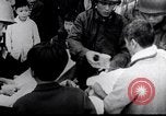 Standbild Flüchtling Pflege nach der Schlacht von Hue Hue Vietnam, 1968, aus Sekunde 60 historischem Filmmaterial Videoclip 65675027017