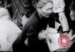 Standbild Flüchtling Pflege nach der Schlacht von Hue Hue Vietnam, 1968, aus Sekunde 61 historischem Filmmaterial Videoclip 65675027017