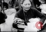 Standbild Flüchtling Pflege nach der Schlacht von Hue Hue Vietnam, 1968, aus Sekunde 62 historischem Filmmaterial Videoclip 65675027017