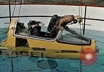 Standbild drei Punkt trennen für Unterwasser Escape United States USA, 1965, aus Sekunde 32 historischem Filmmaterial Videoclip 65675027020