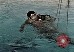 Standbild Unterwasser Luft entweichen Embolie United States USA, 1965, aus Sekunde 23 historischem Filmmaterial Videoclip 65675027022