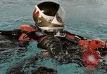 Standbild Unterwasser Luft entweichen Embolie United States USA, 1965, aus Sekunde 28 historischem Filmmaterial Videoclip 65675027022