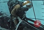 Standbild Unterwasser Luft entweichen Embolie United States USA, 1965, aus Sekunde 34 historischem Filmmaterial Videoclip 65675027022