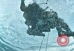Standbild Unterwasser Luft entweichen Embolie United States USA, 1965, aus Sekunde 47 historischem Filmmaterial Videoclip 65675027022
