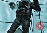 Standbild Unterwasser Luft entweichen Embolie United States USA, 1965, aus Sekunde 55 historischem Filmmaterial Videoclip 65675027022