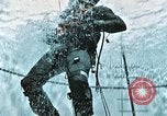 Standbild Unterwasser Luft entweichen Embolie United States USA, 1965, aus Sekunde 57 historischem Filmmaterial Videoclip 65675027022