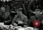 Standbild Adolf Hitler essen Sudetenland Tschechoslowakei, 1938, aus Sekunde 14 historischem Filmmaterial Videoclip 65675027043