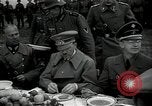 Standbild Adolf Hitler essen Sudetenland Tschechoslowakei, 1938, aus Sekunde 15 historischem Filmmaterial Videoclip 65675027043