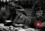 Standbild Adolf Hitler essen Sudetenland Tschechoslowakei, 1938, aus Sekunde 16 historischem Filmmaterial Videoclip 65675027043