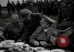 Standbild Adolf Hitler essen Sudetenland Tschechoslowakei, 1938, aus Sekunde 18 historischem Filmmaterial Videoclip 65675027043