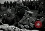 Standbild Adolf Hitler essen Sudetenland Tschechoslowakei, 1938, aus Sekunde 19 historischem Filmmaterial Videoclip 65675027043
