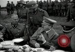 Standbild Adolf Hitler essen Sudetenland Tschechoslowakei, 1938, aus Sekunde 20 historischem Filmmaterial Videoclip 65675027043