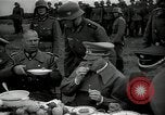 Standbild Adolf Hitler essen Sudetenland Tschechoslowakei, 1938, aus Sekunde 21 historischem Filmmaterial Videoclip 65675027043
