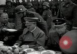Standbild Adolf Hitler essen Sudetenland Tschechoslowakei, 1938, aus Sekunde 22 historischem Filmmaterial Videoclip 65675027043