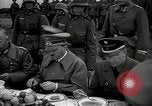Standbild Adolf Hitler essen Sudetenland Tschechoslowakei, 1938, aus Sekunde 23 historischem Filmmaterial Videoclip 65675027043