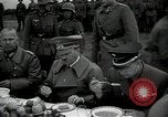 Standbild Adolf Hitler essen Sudetenland Tschechoslowakei, 1938, aus Sekunde 24 historischem Filmmaterial Videoclip 65675027043