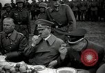 Standbild Adolf Hitler essen Sudetenland Tschechoslowakei, 1938, aus Sekunde 25 historischem Filmmaterial Videoclip 65675027043