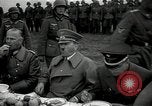 Standbild Adolf Hitler essen Sudetenland Tschechoslowakei, 1938, aus Sekunde 26 historischem Filmmaterial Videoclip 65675027043