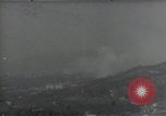 Standbild Amerikanische Sherman Panzer wirft Staub wie es entlang der Piste in Italien Laufwerke Scauri Italien, 1944, aus Sekunde 1 historischem Filmmaterial Videoclip 65675027073