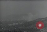 Standbild Amerikanische Sherman Panzer wirft Staub wie es entlang der Piste in Italien Laufwerke Scauri Italien, 1944, aus Sekunde 3 historischem Filmmaterial Videoclip 65675027073