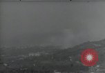 Standbild Amerikanische Sherman Panzer wirft Staub wie es entlang der Piste in Italien Laufwerke Scauri Italien, 1944, aus Sekunde 4 historischem Filmmaterial Videoclip 65675027073