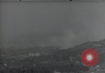 Standbild Amerikanische Sherman Panzer wirft Staub wie es entlang der Piste in Italien Laufwerke Scauri Italien, 1944, aus Sekunde 6 historischem Filmmaterial Videoclip 65675027073