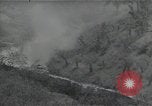 Standbild Amerikanische Sherman Panzer wirft Staub wie es entlang der Piste in Italien Laufwerke Scauri Italien, 1944, aus Sekunde 7 historischem Filmmaterial Videoclip 65675027073