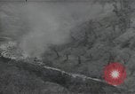 Standbild Amerikanische Sherman Panzer wirft Staub wie es entlang der Piste in Italien Laufwerke Scauri Italien, 1944, aus Sekunde 8 historischem Filmmaterial Videoclip 65675027073
