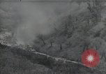 Standbild Amerikanische Sherman Panzer wirft Staub wie es entlang der Piste in Italien Laufwerke Scauri Italien, 1944, aus Sekunde 9 historischem Filmmaterial Videoclip 65675027073