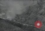 Standbild Amerikanische Sherman Panzer wirft Staub wie es entlang der Piste in Italien Laufwerke Scauri Italien, 1944, aus Sekunde 10 historischem Filmmaterial Videoclip 65675027073
