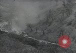 Standbild Amerikanische Sherman Panzer wirft Staub wie es entlang der Piste in Italien Laufwerke Scauri Italien, 1944, aus Sekunde 11 historischem Filmmaterial Videoclip 65675027073