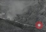 Standbild Amerikanische Sherman Panzer wirft Staub wie es entlang der Piste in Italien Laufwerke Scauri Italien, 1944, aus Sekunde 12 historischem Filmmaterial Videoclip 65675027073