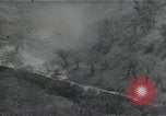 Standbild Amerikanische Sherman Panzer wirft Staub wie es entlang der Piste in Italien Laufwerke Scauri Italien, 1944, aus Sekunde 14 historischem Filmmaterial Videoclip 65675027073