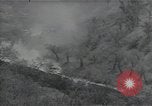 Standbild Amerikanische Sherman Panzer wirft Staub wie es entlang der Piste in Italien Laufwerke Scauri Italien, 1944, aus Sekunde 15 historischem Filmmaterial Videoclip 65675027073
