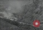 Standbild Amerikanische Sherman Panzer wirft Staub wie es entlang der Piste in Italien Laufwerke Scauri Italien, 1944, aus Sekunde 16 historischem Filmmaterial Videoclip 65675027073