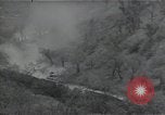 Standbild Amerikanische Sherman Panzer wirft Staub wie es entlang der Piste in Italien Laufwerke Scauri Italien, 1944, aus Sekunde 17 historischem Filmmaterial Videoclip 65675027073